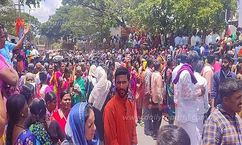 கிரகலட்சுமி திட்ட விழாவில் பங்கேற்க அலைமோதிய பெண்கள் கூட்டம்