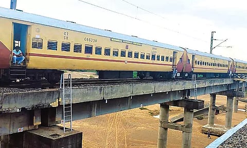 ரெயில்வே கேட்டில் மினிலாரி மோதல்: சென்னை ரெயில்கள் நடுவழியில் நிறுத்தம் - பயணிகள் கடும் அவதி