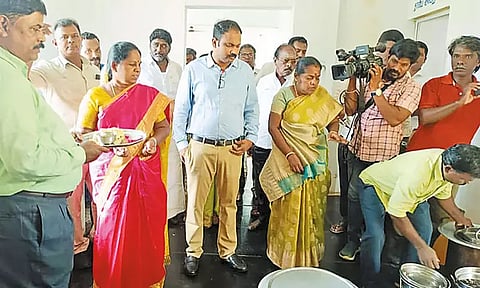 அரசு ஆதிதிராவிடர் நல மாணவர் விடுதியில் அமைச்சர் திடீர் ஆய்வு66 மாணவர்களில் ஒருவரை கூட காணாததால் அதிருப்தி