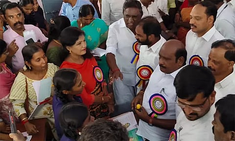 தேனியில் சட்டமன்ற மனுக்கள் குழுவினரிடம் குறைகளை அடுக்கிய அரசு பள்ளி மாணவ, மாணவிகள்!