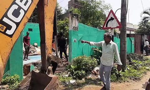 சாலை அமைப்பு பணிக்காக மீஞ்சூர் ரெயில்வே மேம்பாலம் பகுதியில் ஆக்கிரமிப்புகள் அகற்றும் பணி