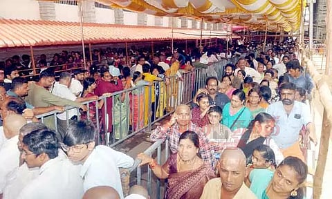 அருணாசலேஸ்வரர் கோவிலில் பக்தர்கள் கூட்டம் அலைமோதியது