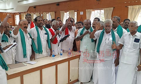 காவிரி நீர் வழங்காத கர்நாடக அரசை கண்டித்துகுறைதீர்க்கும் கூட்டத்தில் விவசாயிகள் வெளிநடப்பு