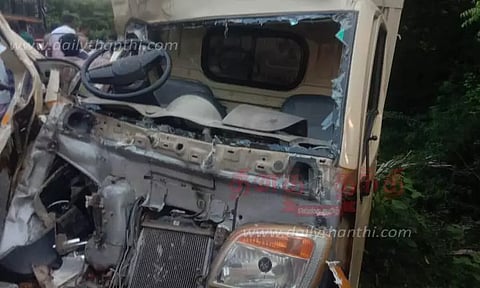 தனியார் பஸ்- சரக்கு ஆட்டோ மோதல்; 2 பேர் படுகாயம்