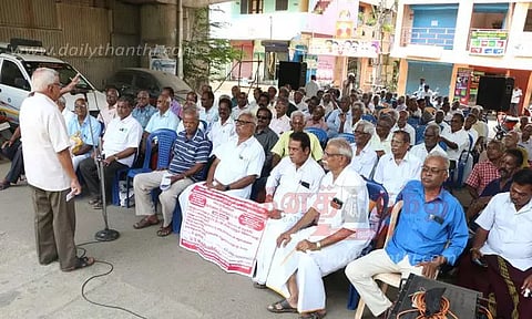 ஓய்வூதியதாரர்கள் தர்ணா போராட்டம்