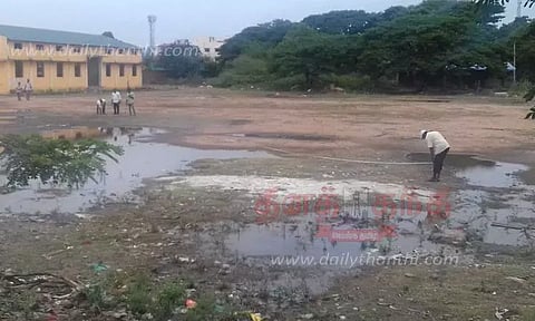 ஒழுங்குமுறை விற்பனைக்கூட வளாகத்தில் தற்காலிக பஸ் நிலையம்