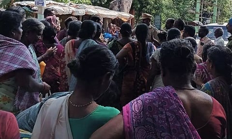 ராதாபுரம் ஊராட்சியில் மேல்நிலை நீர்த்தேக்க தொட்டி அமைக்க எதிர்ப்பு தெரிவித்து கிராம மக்கள் சாலை மறியல் போக்குவரத்து பாதிப்பு