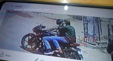 ஓசூரில்சாலையில் நடந்து சென்ற பெண்ணிடம் 6½ பவுன் நகைப்பறிப்புமோட்டார் சைக்கிளில் தப்பிய வாலிபர்களுக்கு வலைவீச்சு