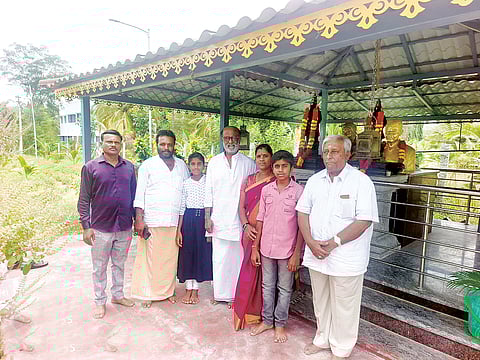 கிருஷ்ணகிரி அருகே முதல்முறையாக பூர்வீக கிராமத்துக்கு வந்த நடிகர் ரஜினிகாந்த்பெற்றோர் நினைவகத்தில் சிலைகளுக்கு மாலை அணிவித்து மரியாதை