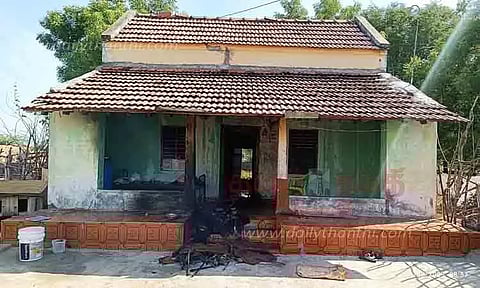 திருவாடானை அருகே கொடூரம்: வீட்டுக்கு தீவைத்து மூதாட்டி கொலை தீ வைத்தவர் வீடும் பற்றி எரிந்து சிலிண்டர் வெடித்ததால் பரபரப்பு