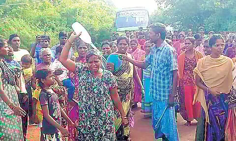 100 நாள் வேலை திட்டத்தில் ரூ.60 லட்சம் முறைகேடு: பஸ்சை சிறைபிடித்து கிராம மக்கள் போராட்டம்