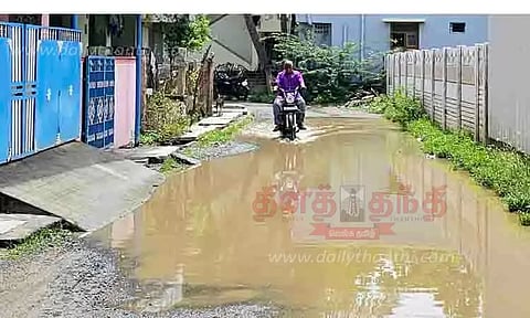சாலையில் தேங்கி நிற்கும் மழைநீரால் பொதுமக்கள் அவதி
