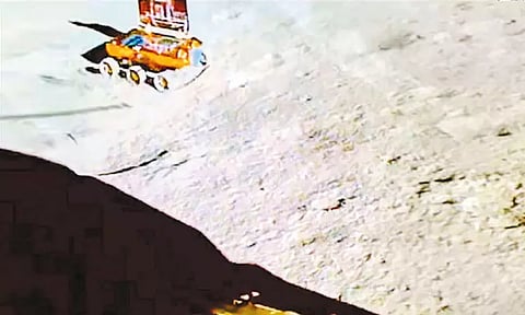 நிலவின் தென் துருவத்தில் ரோவர் சுழன்று சுழன்று ஆய்வு - பிளாஸ்மா, நில அதிர்வை கண்டறிந்தது