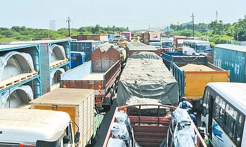 காஞ்சீபுரம் அருகே பழுதடைந்த கனரக லாரியால் 3 மணி நேரம் போக்குவரத்து பாதிப்பு