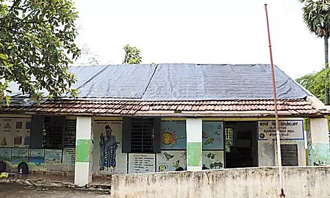 சேதம் அடைந்த பள்ளி கட்டிடத்தால் மாணவர்கள் அவதி மழைநீரை தடுக்க மேற்கூரை மீது தார்பாய்