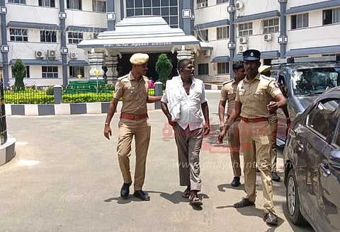 ரெயில் நிலையம் என நினைத்து கலெக்டர் அலுவலகத்தில் நுழைந்த நபர்