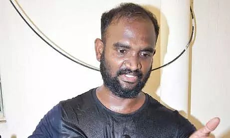 போலீஸ் சூப்பிரண்டு அலுவலகத்தில் பெட்ரோல் ஊற்றி தீக்குளிக்க முயன்ற வாலிபர்