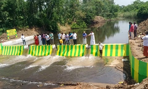 வடக்கு வெள்ளூரில் ரூ.22 லட்சத்தில் கட்டப்பட்ட தடுப்பணை திறப்பு: 300 ஏக்கர் விளைநிலங்கள் பாசன வசதி பெறும்