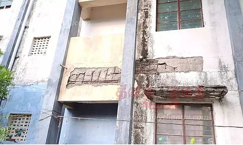கட்டிடம் இடிந்து விழும் நிலையில் குடிசை மாற்று வாரிய வீடுகள்