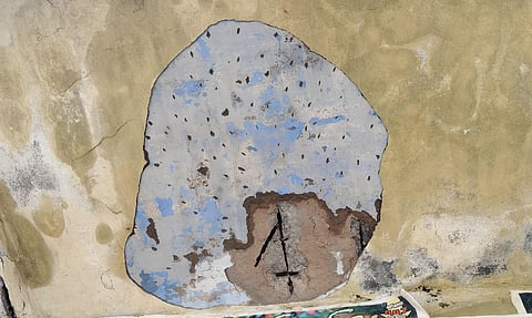 மேற்கூரை பூச்சு பெயர்ந்து விழுந்து 2 பேர் காயம்