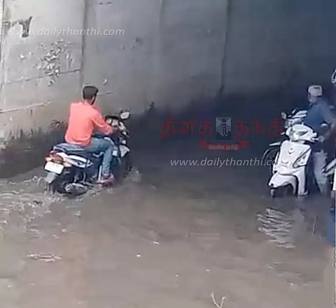 ஓசூரில் கனமழை:ரெயில்வே பாலத்தின் கீழ் தேங்கிய தண்ணீரால் வாகன ஓட்டிகள் அவதி