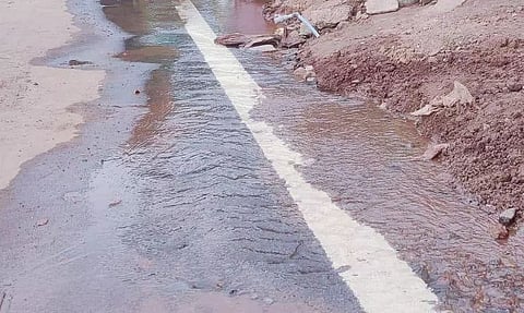 குழாயில் உடைப்பு ஏற்பட்டு வீணாகும் குடிநீர்