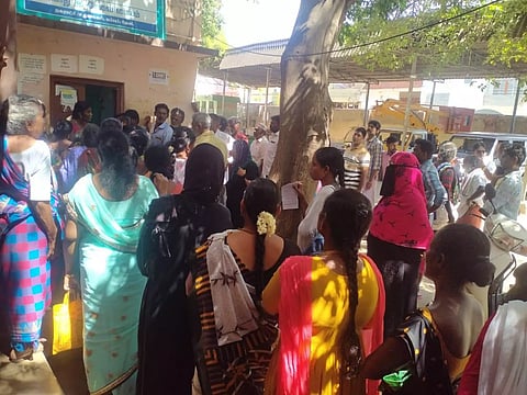 இ-சேவை மையத்தில் அலைமோதிய கூட்டம்