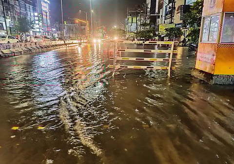 சாலையில் தேங்கிய மழைநீர்