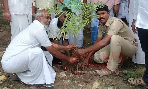 மரக்கன்றுகள் நடும் நிகழ்ச்சி