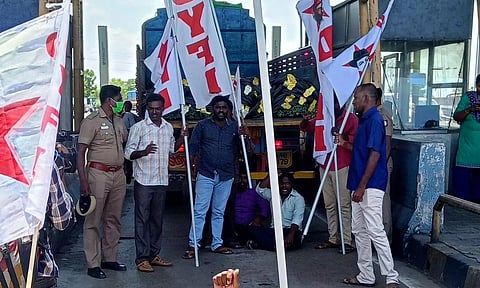 இந்திய ஜனநாயக வாலிபர் சங்கத்தினர் போராட்டம்