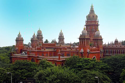 தமிழ்நாடு முழுவதும் கோவில்களுக்குள் செல்போன், கேமராக்கள் கொண்டு செல்ல அனுமதிக்கக்கூடாது