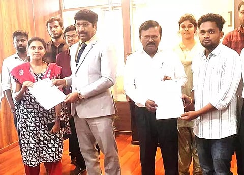 அரசு போட்டித்தேர்வுகளில் வெற்றி பெற்றவர்கள் துணைவேந்தரிடம் வாழ்த்து