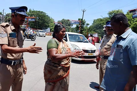 நிலத்தை அபகரிப்பு செய்ததாக பா.ஜனதா பிரமுகர் மீது புகார்: பெண் தீக்குளிக்க முயற்சி-கலெக்டர் அலுவலகத்தில் பரபரப்பு
