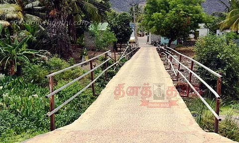 களக்காடு அருகே பச்சையாற்றின் குறுக்கே உயர்மட்ட பாலம் அமைக்கப்படுமா?