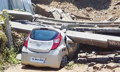 புதிதாக கட்டப்பட்டு வரும் திருமண மண்டபத்தின் சுற்றுச்சுவர் இடிந்து 8 கார்கள் சேதம் - டாக்டர் மீது வழக்குப்பதிவு