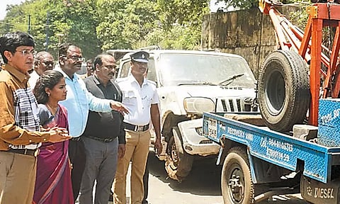 சாலையோரம் கேட்பாரற்று கிடக்கும் வாகனங்களை அப்புறப்படுத்தும் பணி தொடக்கம்