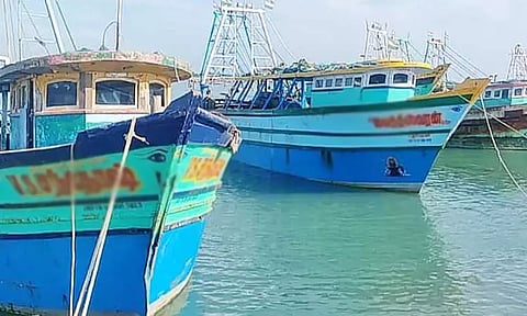 பழவேற்காடு மீனவர்கள் கடலுக்கு செல்ல தடை