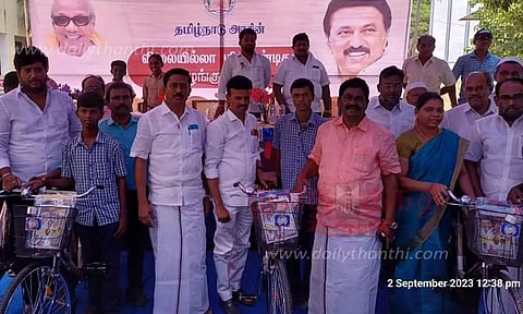 200 ஆண்டு பழமை வாய்ந்த அரசு பள்ளியில் மாணவர்களுக்கு இலவச சைக்கிள்கள்