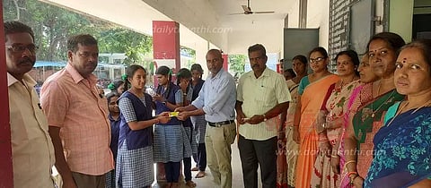 மாணவிகளுக்கு கட்டணமில்லா பயண அட்டை