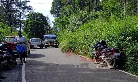 புதர் மண்டிய சாலையால் விபத்து அபாயம்