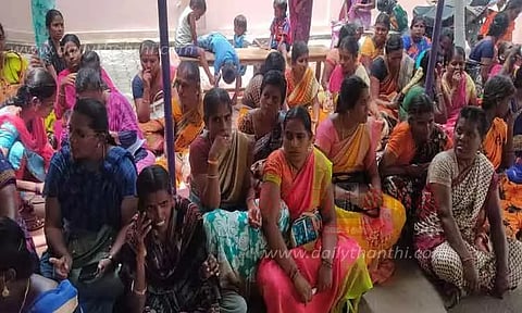 போலீஸ் நிலையத்தை முற்றுகையிட்ட மகளிர் குழுவினர்