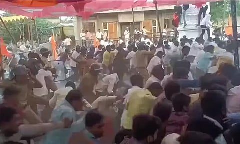 மராட்டியத்தில் பல்வேறு இடங்களில் மராத்தா அமைப்பினர் போராட்டம்- கார், டயரை தீ வைத்து கொளுத்தினர்