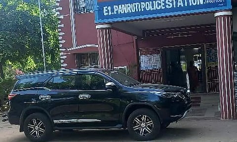 சொகுசு காரில் கொண்டு வந்த 100 பவுன் நகை, 8½ கிலோ வெள்ளி, ரூ.10 லட்சம் ரொக்கம் பறிமுதல்