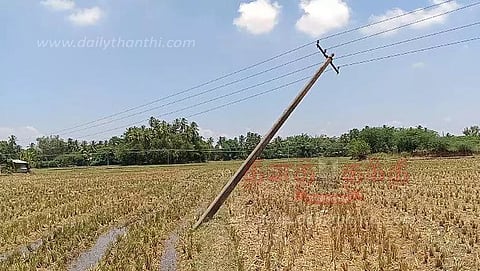 முறிந்து விழும் அபாய நிலையில் மின் கம்பங்கள்