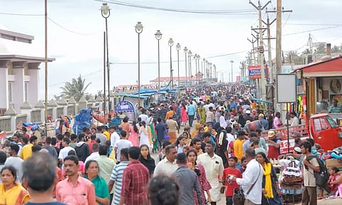 ஞாயிறு விடுமுறை; கன்னியாகுமரியில் குவிந்த சுற்றுலா பயணிகள்..!