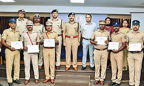 40 போலீசாருக்கு கமிஷனர் பாராட்டு நீலாங்கரை போலீஸ்காரருக்கு நட்சத்திர போலீஸ் விருது