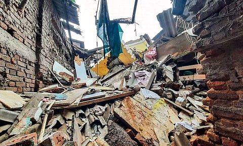 குடியிருப்பு கட்டிடம் இடிந்து குழந்தை, பெண் பலி - 5 பேர் காயம்