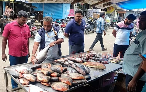 இறைச்சி கடைகள், ஓட்டல்களில்உணவு பாதுகாப்பு அதிகாரிகள் திடீர் சோதனைவிதிகளை மீறியவர்களுக்கு அபராதம்
