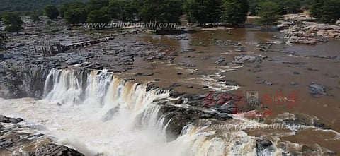 ஒகேனக்கல்லுக்கு நீர்வரத்து வினாடிக்கு 9,500 கனஅடியாக குறைந்ததுபரிசல் இயக்க 2-வது நாளாக தடை நீடிப்பு