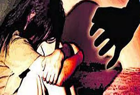 சிறுமிக்கு பாலியல் தொல்லை; கோவில் பூசாரிக்கு தர்ம அடி